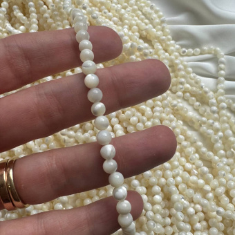 Перламутр, гладкая бусина, 5 мм, нить