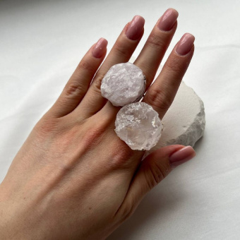 Кольцо с крупным камнем розового кварца, регулируемое