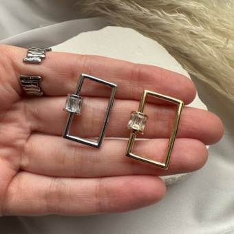 Карабин винтовой с циркониями багетной огранки, 16*25 мм