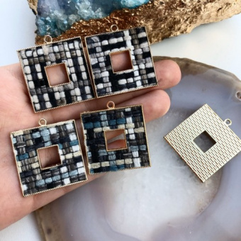 Подвеска с шерстяной нитью "Квадрат"