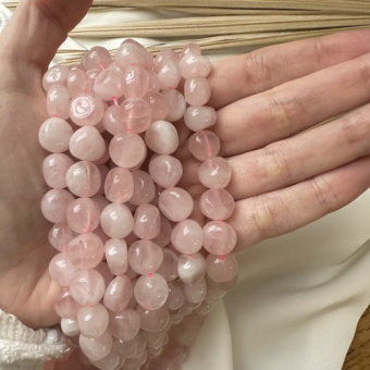 Мадагаскарский розовый кварц, галтовка, 10-11 мм, 1/2 нити (18 см)