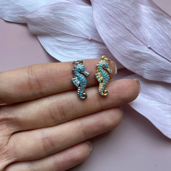 Подвеска "Морской конёк" с голубыми циркониями, 21*8 мм